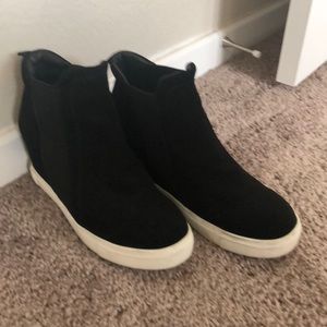 Black sneaker wedges. Steve Madden